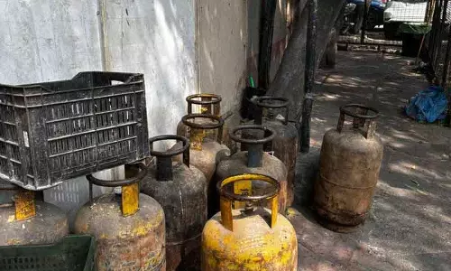 गैस सिलेंडर संकट: AIIMS दिल्ली की पुरानी OPD कैंटीन ने मेन्यू छोटा किया गैस सिलेंडर संकट: AIIMS दिल्ली की पुरानी OPD कैंटीन ने मेन्यू छोटा किया
