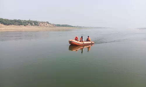 Fatehpur: यमुना में डूबने से युवक की मौत, तलाश जारी Fatehpur: यमुना में डूबने से युवक की मौत, तलाश जारी