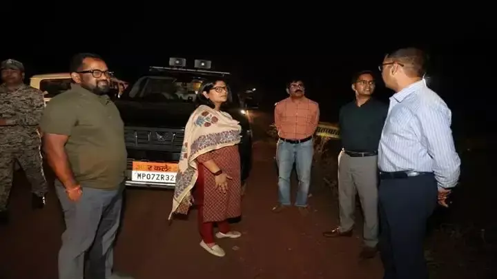 Gwalior: शीतला माता मंदिर मेले की व्यवस्थाओं की कलेक्टर ने की समीक्षा Gwalior: शीतला माता मंदिर मेले की व्यवस्थाओं की कलेक्टर ने की समीक्षा