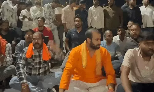 Bhopal: मंदिर के बाहर अवशेष मिलने से बवाल, संगठनों का चक्काजाम Bhopal: मंदिर के बाहर अवशेष मिलने से बवाल, संगठनों का चक्काजाम