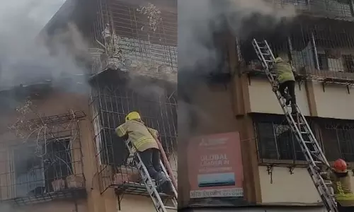 Virar की एक ऊंची इमारत में भीषण आग लगने के बाद नौ लोगों को बचाया गया Virar की एक ऊंची इमारत में भीषण आग लगने के बाद नौ लोगों को बचाया गया