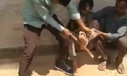 कानून हाथ में लेने की हद! चोरी पर युवक के साथ हैवानियत कानून हाथ में लेने की हद! चोरी पर युवक के साथ हैवानियत