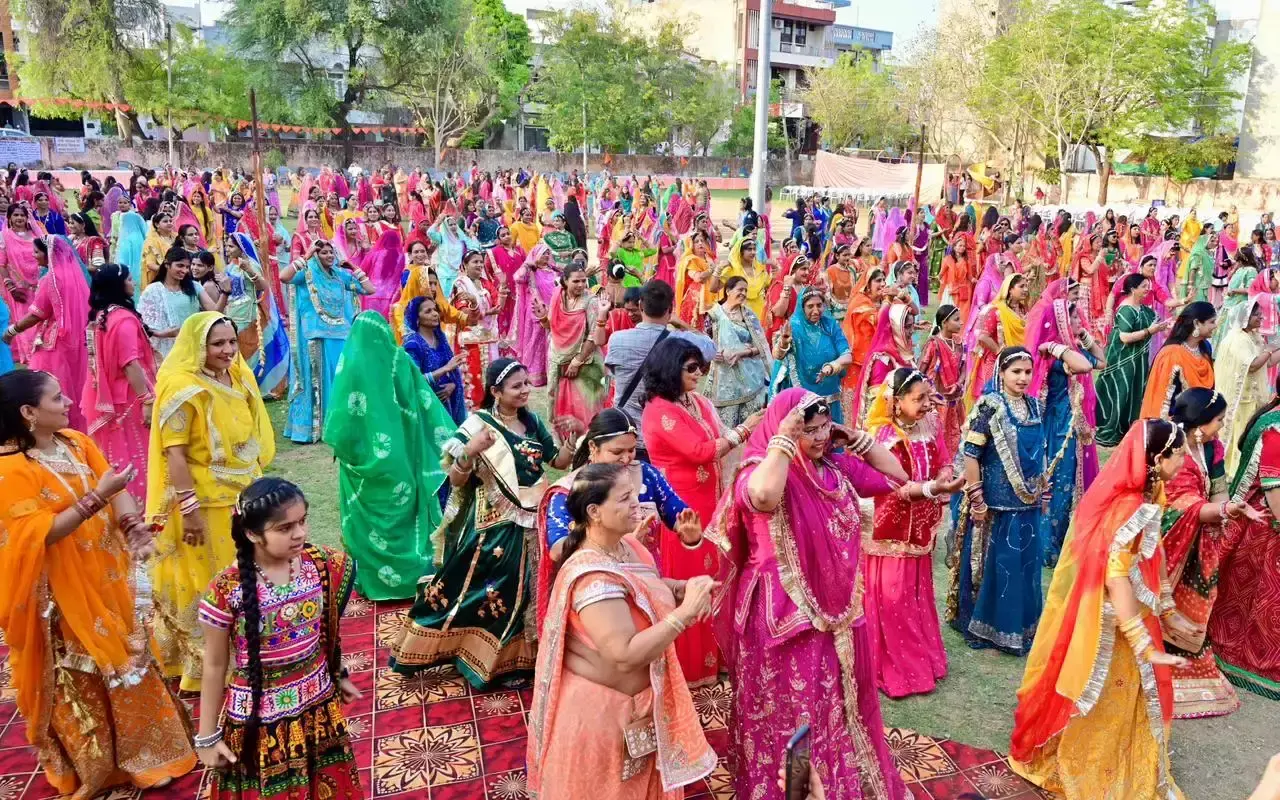 Jaipur: घूमर समारोह में परंपरा की गूंज, दीया कुमारी शामिल Jaipur: घूमर समारोह में परंपरा की गूंज, दीया कुमारी शामिल