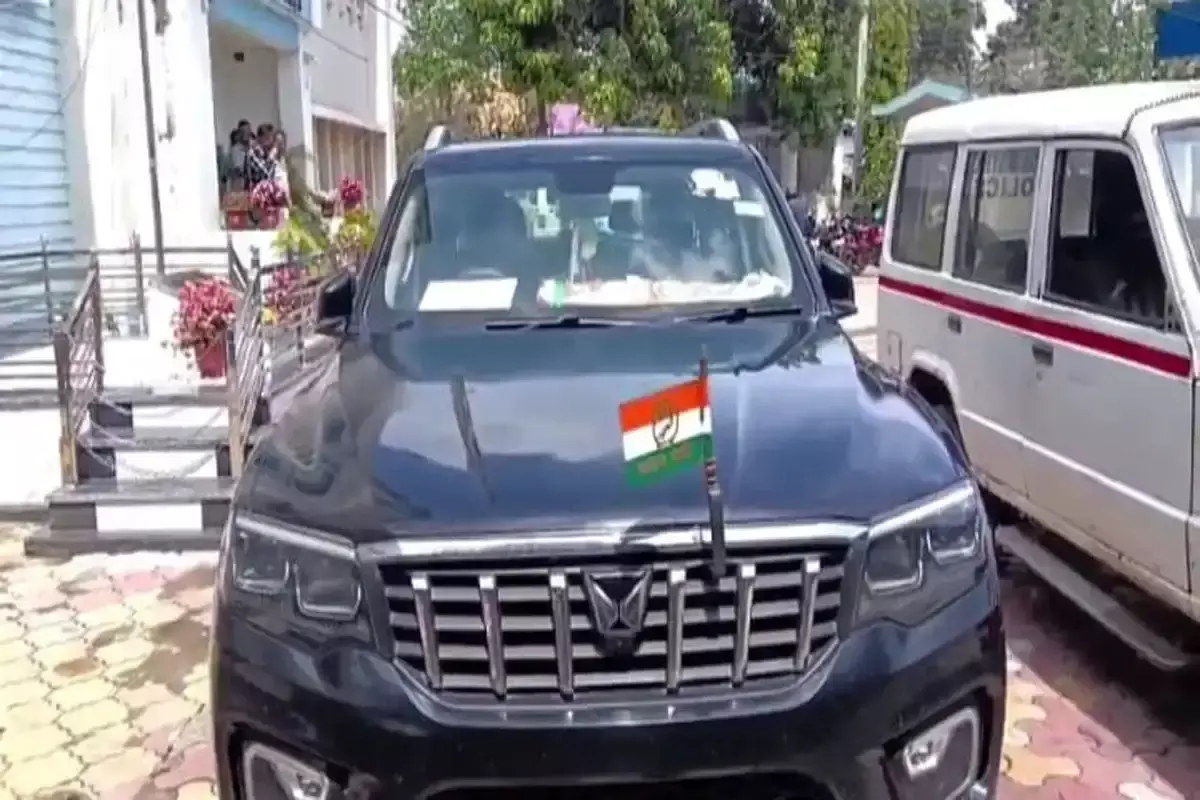 Maldah: पूर्व विधायक की गाड़ी से अवैध हथियार बरामद Maldah: पूर्व विधायक की गाड़ी से अवैध हथियार बरामद