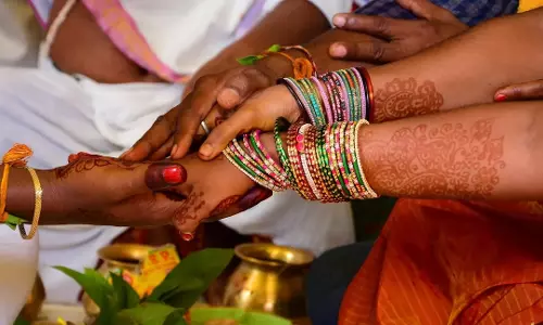 Odisha : अंतरजातीय विवाह के लिए एक व्यक्ति का सिर मुंडाया गया और 90,000 रुपये का जुर्माना लगाया गया Odisha : अंतरजातीय विवाह के लिए एक व्यक्ति का सिर मुंडाया गया और 90,000 रुपये का जुर्माना लगाया गया