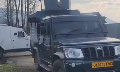 NIA ने कारोबारी के आवास पर मारा छापा, हथियारों से लैस सुरक्षाकर्मी मुस्तैद NIA ने कारोबारी के आवास पर मारा छापा, हथियारों से लैस सुरक्षाकर्मी मुस्तैद