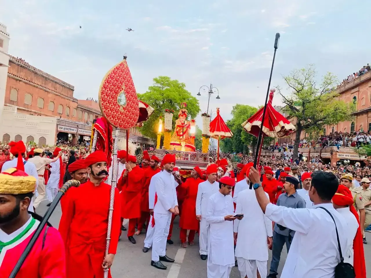 Jaipur: तालकटोरा तक निकली पारंपरिक गणगौर यात्रा Jaipur: तालकटोरा तक निकली पारंपरिक गणगौर यात्रा