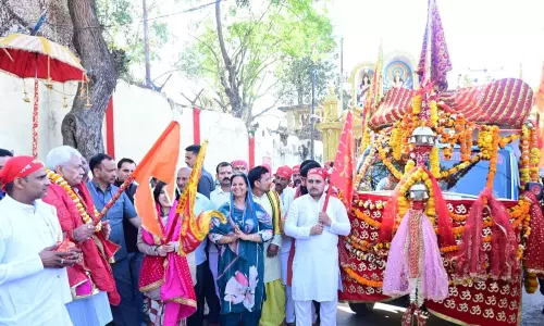 Jammu: श्री माता वैष्णो देवी के लिए पवित्र छड़ी यात्रा शुरू Jammu: श्री माता वैष्णो देवी के लिए पवित्र छड़ी यात्रा शुरू