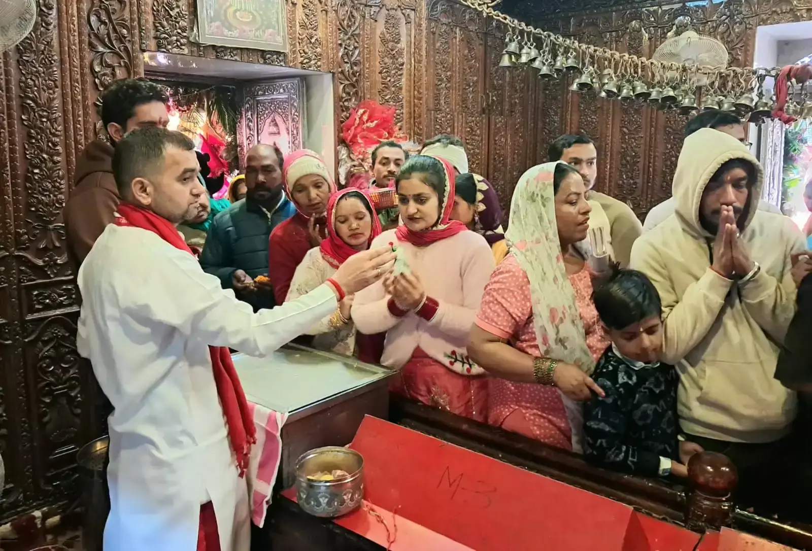 Nahan: चौथे नवरात्र पर 6 हजार श्रद्धालु दर्शन को पहुंचे Nahan: चौथे नवरात्र पर 6 हजार श्रद्धालु दर्शन को पहुंचे