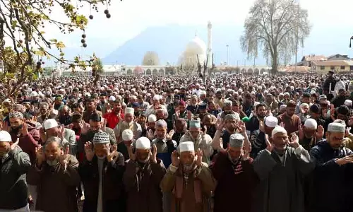 ईद-उल-फितर की नमाज़: Srinagar के हज़रतबल में हज़ारों की भीड़