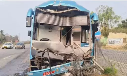 भीषण हादसा, बस टकराने से चार लोगों की मौत भीषण हादसा, बस टकराने से चार लोगों की मौत