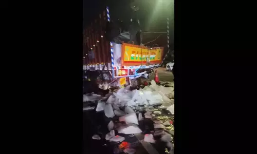 Hyderabad: ORR पर दुर्घटना में एक की मौत, तीन घायल Hyderabad: ORR पर दुर्घटना में एक की मौत, तीन घायल