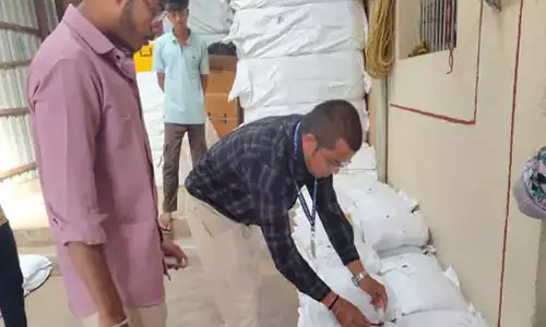 फूड सेफ्टी टीम ने पकड़ी 80 बोरी अवैध पानी पाउच, जांच के लिए भेजे सैंपल फूड सेफ्टी टीम ने पकड़ी 80 बोरी अवैध पानी पाउच, जांच के लिए भेजे सैंपल