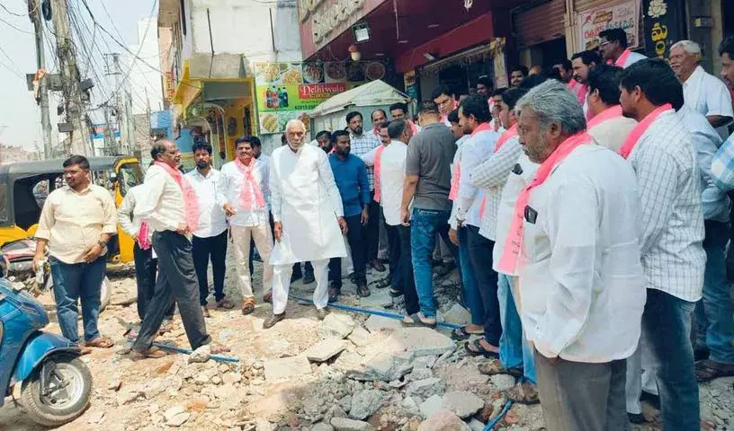 मंचेरियल के व्यापारियों ने त्योहार और शादी के मौसम में सड़क चौड़ीकरण का किया विरोध मंचेरियल के व्यापारियों ने त्योहार और शादी के मौसम में सड़क चौड़ीकरण का किया विरोध