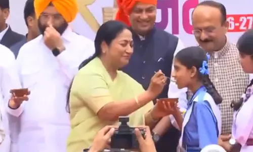 दिल्ली बजट: खीर सेरेमनी के साथ सत्र का आगाज, सीएम रेखा गुप्ता ने स्कूली छात्राओं को परोसी खीर दिल्ली बजट: खीर सेरेमनी के साथ सत्र का आगाज, सीएम रेखा गुप्ता ने स्कूली छात्राओं को परोसी खीर