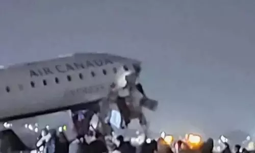 एयरपोर्ट पर अफरा-तफरी मची, ट्रक से टकराया विमान, 100 यात्री थे सवार एयरपोर्ट पर अफरा-तफरी मची, ट्रक से टकराया विमान, 100 यात्री थे सवार
