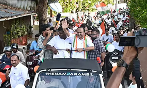 Kerala के विपक्षी नेता ने सड़क पर नामांकन दाखिल किया