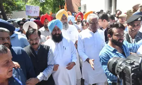 Punjab के अधिकारी की आत्महत्या के मामले में पूर्व मंत्री भुल्लर, उनके पिता और PA पर केस दर्ज Punjab के अधिकारी की आत्महत्या के मामले में पूर्व मंत्री भुल्लर, उनके पिता और PA पर केस दर्ज