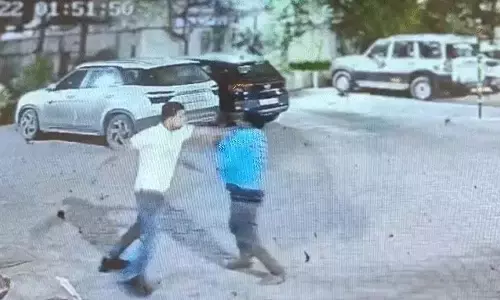 CG NEWS: नशे में युवक ने सुरक्षा गार्ड पर किया हमला, वीडियो वायरल CG NEWS: नशे में युवक ने सुरक्षा गार्ड पर किया हमला, वीडियो वायरल