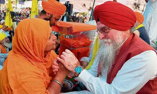 Speaker के आश्वासन के बावजूद, खालसा ने अपना टावर-टॉप विरोध समाप्त करने से इनकार कर दिया Speaker के आश्वासन के बावजूद, खालसा ने अपना टावर-टॉप विरोध समाप्त करने से इनकार कर दिया