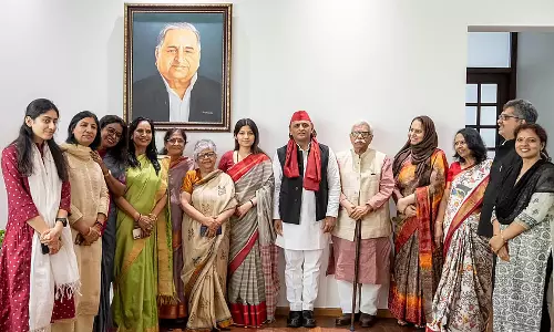 महिला सशक्तिकरण के लिए Akhilesh Yadav ने स्त्री सम्मान-समृद्धि योजना का वादा किया