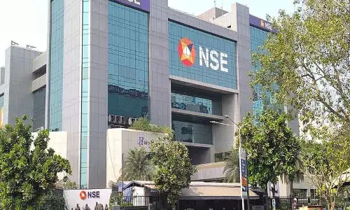 Sensex 800 अंक टूटा, Nifty 22,850 के नीचे; US के अल्टीमेटम से बाजारों में हड़कंप Sensex 800 अंक टूटा, Nifty 22,850 के नीचे; US के अल्टीमेटम से बाजारों में हड़कंप