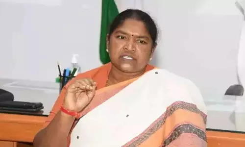 Telangana: सीतक्का ने स्वच्छता, संरक्षण और महिला विकास के लिए गांवों में रैली निकाली Telangana: सीतक्का ने स्वच्छता, संरक्षण और महिला विकास के लिए गांवों में रैली निकाली