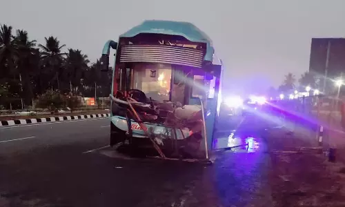 Bengaluru-मैसूर हाईवे पर निजी बस दुर्घटना; चार यात्रियों की मौत Bengaluru-मैसूर हाईवे पर निजी बस दुर्घटना; चार यात्रियों की मौत