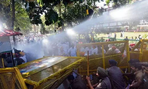 अधिकारी की आत्महत्या, विपक्षी दलों ने CBI जांच और तीनों आरोपियों की गिरफ्तारी की मांग को लेकर हाथ मिलाया अधिकारी की आत्महत्या, विपक्षी दलों ने CBI जांच और तीनों आरोपियों की गिरफ्तारी की मांग को लेकर हाथ मिलाया