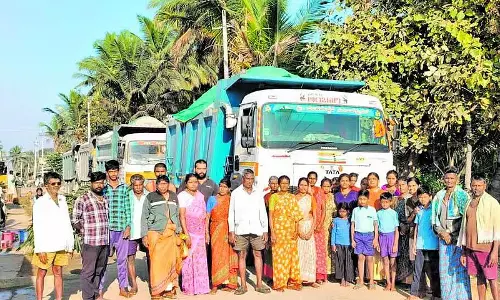 Harohalli : गाँव के भीतर क्रशर ट्रकों की आवाज़