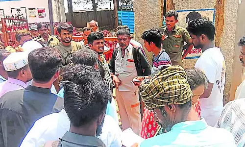 Karnataka : सिलेंडर लेने के लिए लंबी कतार Karnataka : सिलेंडर लेने के लिए लंबी कतार