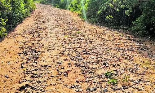 Karnataka : खराब सड़क, सवारों की परेड