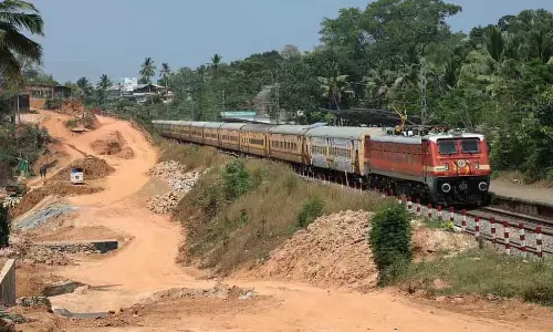 Tamil Nadu दक्षिणी रेलवे ने चलती ट्रेनों पर पत्थर फेंकने वालों के खिलाफ कार्रवाई की चेतावनी दी Tamil Nadu दक्षिणी रेलवे ने चलती ट्रेनों पर पत्थर फेंकने वालों के खिलाफ कार्रवाई की चेतावनी दी