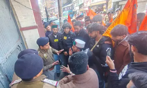 ABVP ने हिमाचल विश्वविद्यालय में 27 फरवरी की हिंसा के ख़िलाफ़ प्रदर्शन किया