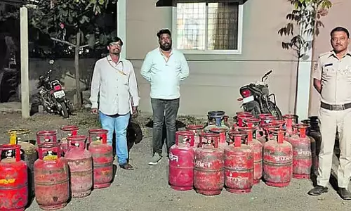 Karnataka : 29 खाली सिलेंडर ज़ब्त Karnataka : 29 खाली सिलेंडर ज़ब्त