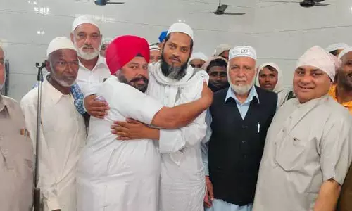 Sidhupur village के निवासियों द्वारा मिलकर ईद मनाने से सांप्रदायिक सौहार्द की मिसाल कायम हुई
