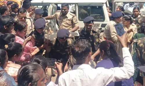 रायपुर: गुढ़ियारी में सड़क चौड़ीकरण का विरोध, बड़ी संख्या में लोग सड़क पर उतरे रायपुर: गुढ़ियारी में सड़क चौड़ीकरण का विरोध, बड़ी संख्या में लोग सड़क पर उतरे