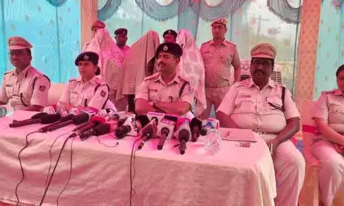 कॉलेज छात्रा के बलात्कार और हत्या के मामले में चार गिरफ़्तार कॉलेज छात्रा के बलात्कार और हत्या के मामले में चार गिरफ़्तार