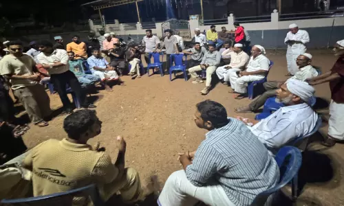 Kerala : टूटी सड़कें, स्थानीय लोग विरोध प्रदर्शन पर Kerala : टूटी सड़कें, स्थानीय लोग विरोध प्रदर्शन पर