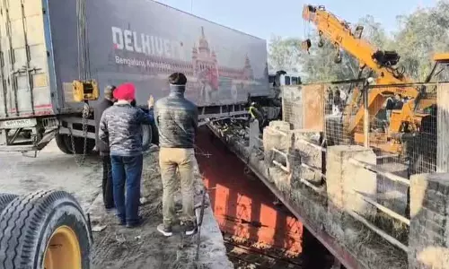 Phillaur के पास NH-44 पर ट्रक पलटा, यातायात बाधित Phillaur के पास NH-44 पर ट्रक पलटा, यातायात बाधित