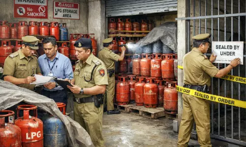 Black Market में कमर्शियल सिलेंडर; जाँच केवल नाम की Black Market में कमर्शियल सिलेंडर; जाँच केवल नाम की