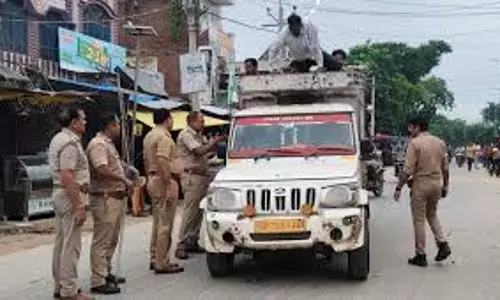 Farrukhabad: ट्रैफिक नियमों पर कार्रवाई, पुलिस पर भी गाज Farrukhabad: ट्रैफिक नियमों पर कार्रवाई, पुलिस पर भी गाज