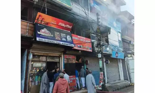 Baramulla में 2 दुकानें जलकर खाक Baramulla में 2 दुकानें जलकर खाक