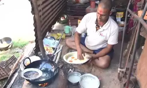 भुवनेश्वर में छोटे होटलों और भोजनालयों पर LPG संकट की कड़ी मार भुवनेश्वर में छोटे होटलों और भोजनालयों पर LPG संकट की कड़ी मार