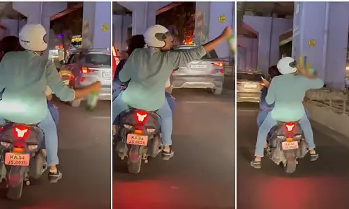 हाथ में बीयर की बोतल, बाइक पर तीन लोग: शहर में बिना किसी कानूनी डर के Bike की सवारी हाथ में बीयर की बोतल, बाइक पर तीन लोग: शहर में बिना किसी कानूनी डर के Bike की सवारी