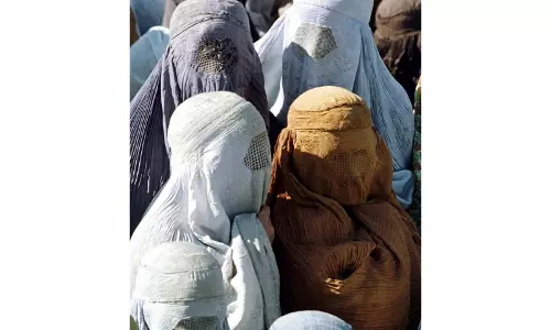 Kabul की स्कूली छात्राओं ने स्कूल फिर से खोलने की मांग दोहराई