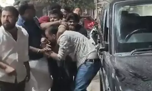 कपड़ा दुकान के सामने स्कॉर्पियो चालक और स्टाफ में जमकर मारपीट कपड़ा दुकान के सामने स्कॉर्पियो चालक और स्टाफ में जमकर मारपीट