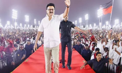 अग्नि न्यूज़ सर्वे के अनुसार, विधानसभा चुनावों में DMK गठबंधन को लगभग 45% वोट शेयर के साथ 180 सीटें जीतने का अनुमान