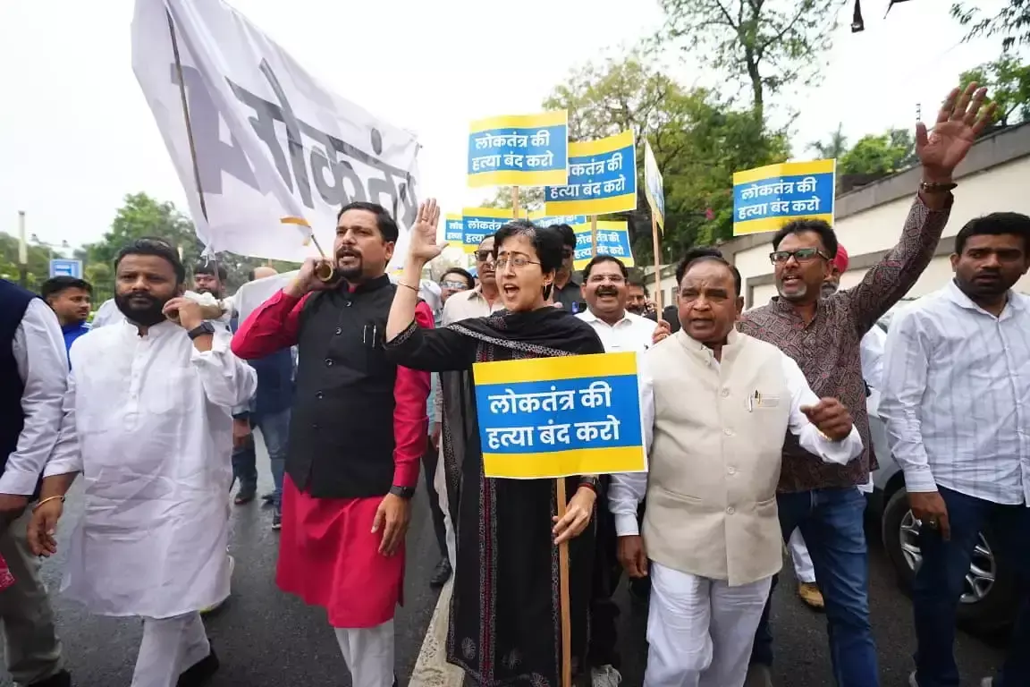 New Delhi: विधायकों के निलंबन के विरोध में आप का विरोध प्रदर्शन