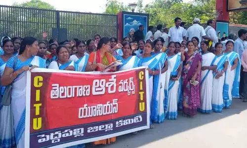 Asha workers न्यूनतम वेतन के भुगतान की मांग को लेकर कलेक्ट्रेट के सामने प्रदर्शन कर रही